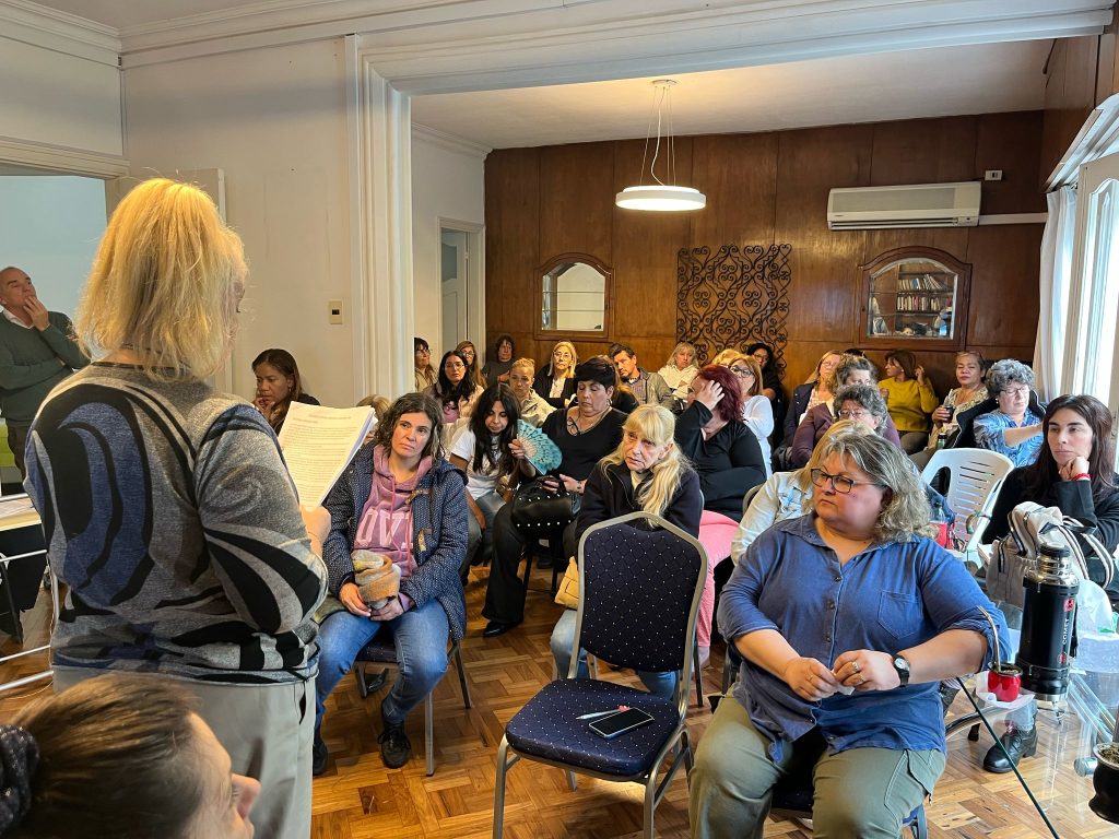 cooperativistas en asamblea general 