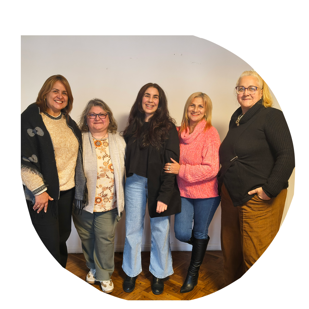 Mujeres del consejo directivo de cooperativo caminos sonrien juntas en la foto
